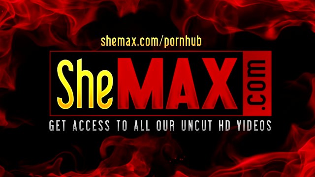 金发女郎shemale戴着橡胶手套手淫她的大鸡巴
