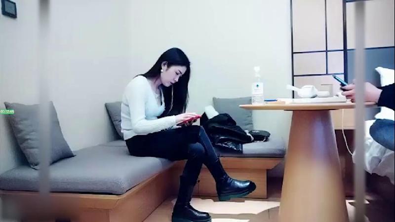秦探秦總探花 約了個顏值不錯牛仔褲少婦 互摸舔弄調情弄了半天沒硬起來