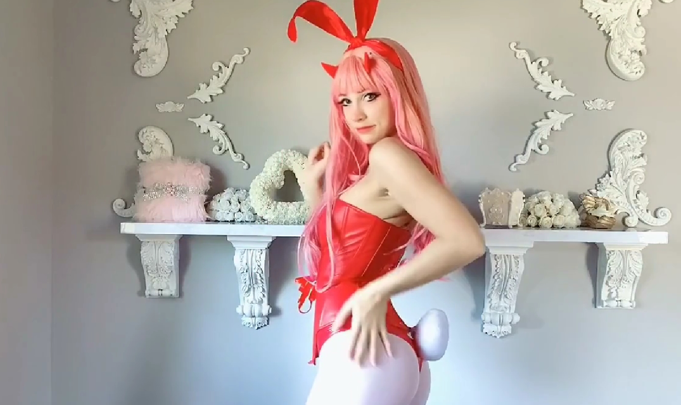 爆乳兔女郎脱下服装后开始发骚自慰到一半狗狗也来参一咖