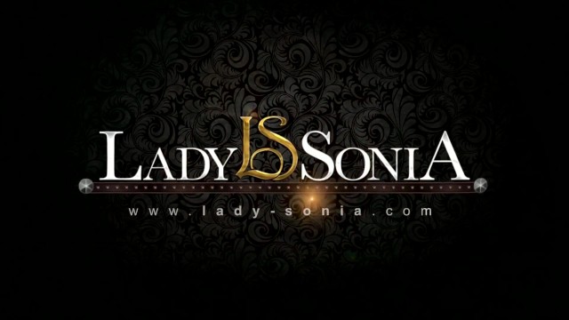 英国米尔夫·索尼娅（MILF Sonia）用她的车换了猫咪