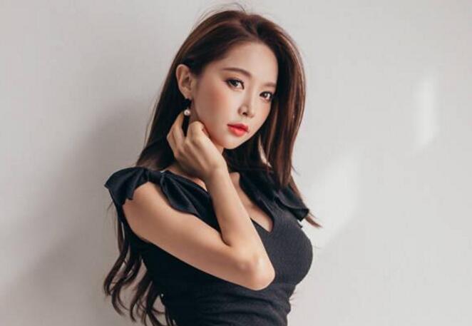 520深夜玩个车震在车里给小哥哥各种舔鸡巴压在身下无套抽插浪荡呻吟不要错过