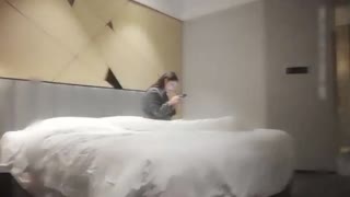 第一次套破了,第二次偷把套拿掉,美女发现后哭着不让干了