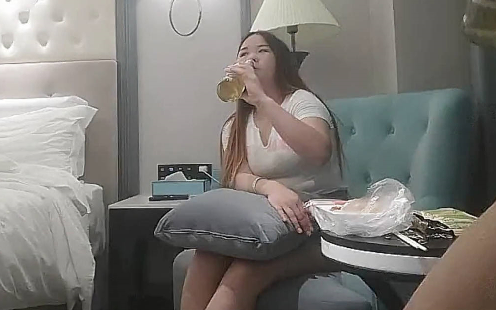 新良家少妇喝酒聊天有点微醉再开操肉感大屁股后入撞击