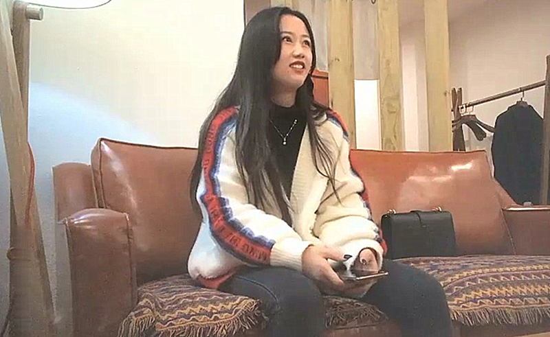 约两个嫩妹留一个甜美深喉抬腿抹润滑油侧入