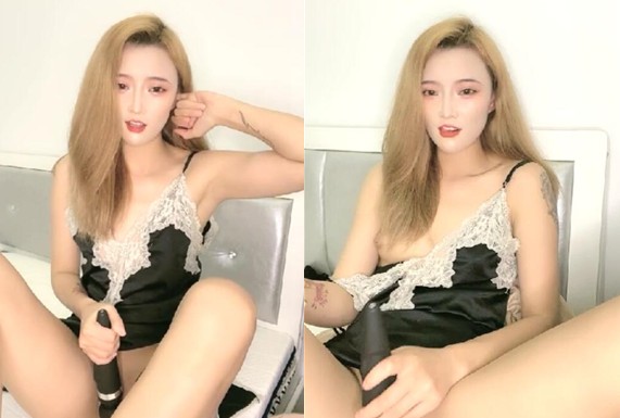 颜值少妇人间水蜜桃性感的睡衣漏着奶子陪狼友聊着骚AV棒插进骚逼呻吟撅着屁股说让狼友快草