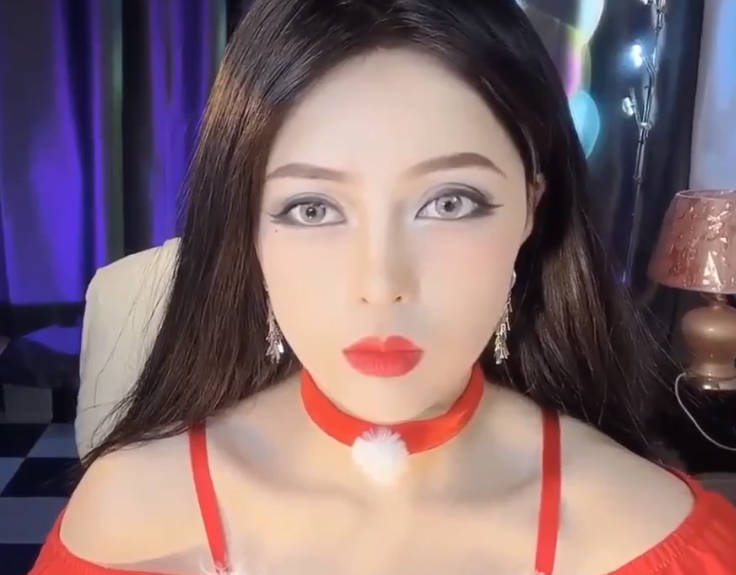 ❤️❤️妖艳小骚货【reaowna】圣诞情趣装，白色网袜，拉珠爆菊花，口塞大黑牛玩穴，极度风骚淫荡