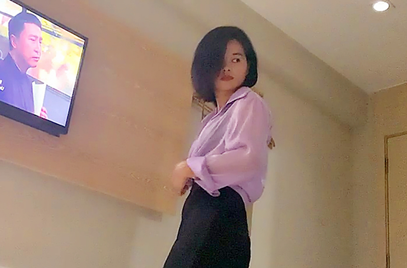 羞羞的人妻第一部直呼爸爸受不了疫情封锁大半年没操B了完美露脸