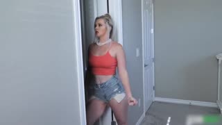 被两个巨臀美女夹击榨精