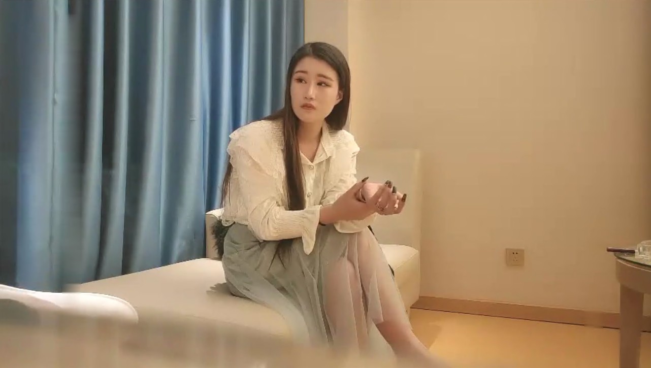 壹屌探花约了两个骚气少妇性感黑丝短裙双飞啪啪双女沙发调情互摸轮着大力猛操