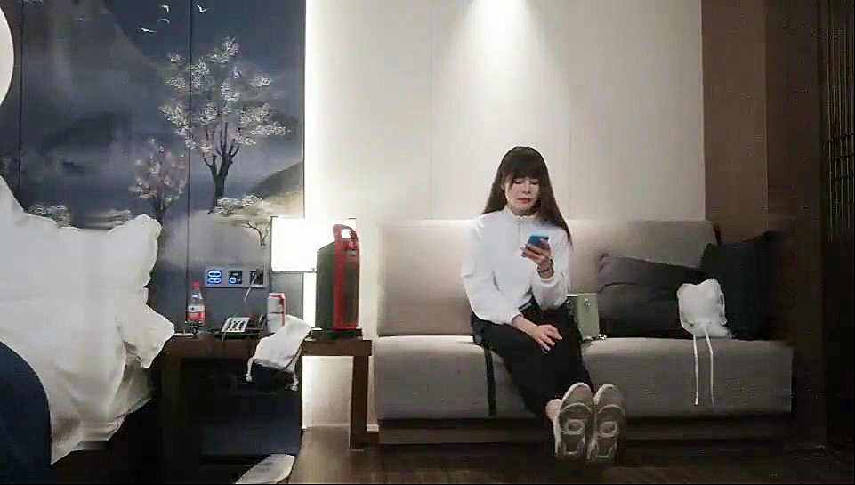 黄先生探花再约苗条白衣妹子椅子扣逼啪啪床上情趣装近距离口交猛操呻吟搞了两炮