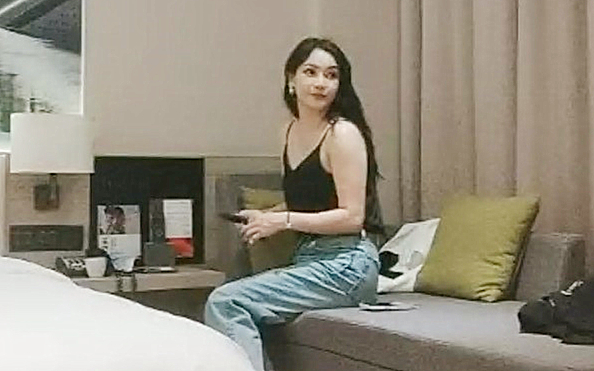 美臀极骚御姐开档丝袜扭动屁股想要被操摸蛋深喉