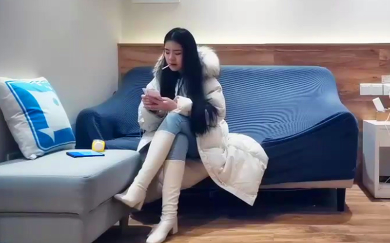 白色外套大奶妹子沙发抽插再到床上骑坐自己动