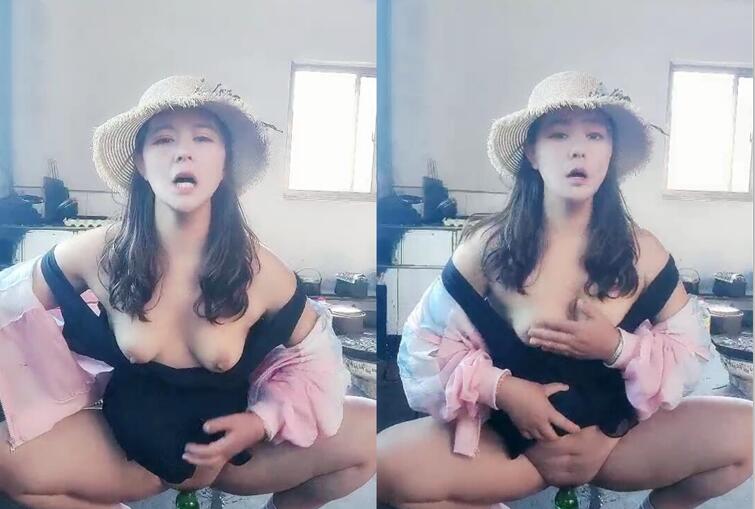 知心大姐全程露脸大秀自慰浪荡呻吟自己在家就是骚听狼友指挥道具激情插逼玩点刺激的用酒瓶子狂插推荐续