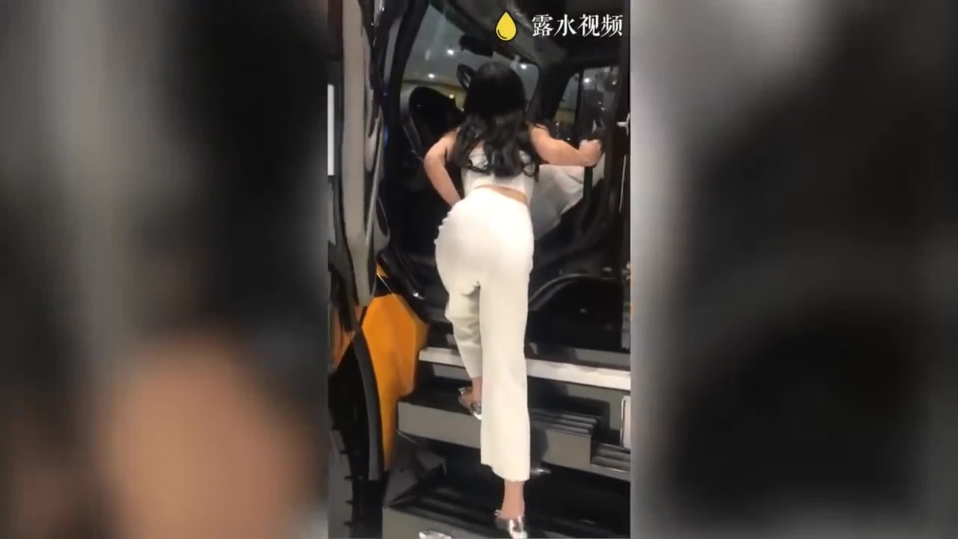 【网爆门事件】超骚嫩模车展现场趁着人少，被男友强行塞入遥控跳单，手机控制真刺激