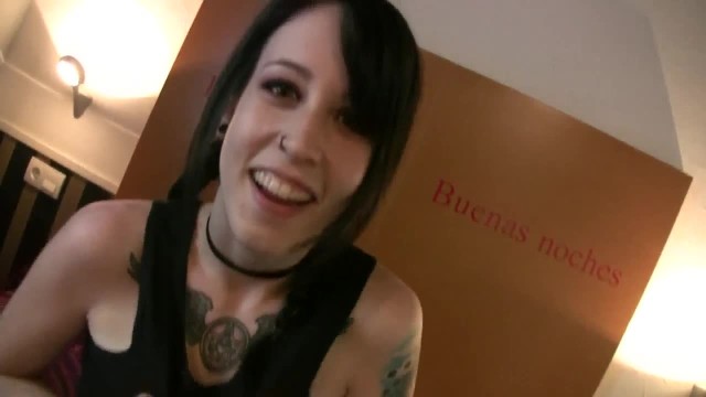 Lilyan Red在这段独家的A片中心业余视频中拍摄两张照片