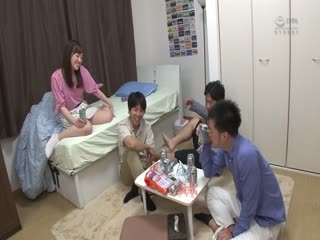 在家庭聚會上偷看和朋友年輕妹子發生身體關係！-2