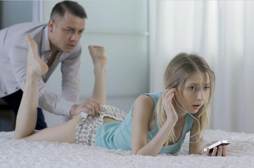 最新流出精品俄罗斯极品白人女神妮基亚出演在你的梦里可爱双马尾听音乐时被帅哥爆操画面唯美诱人