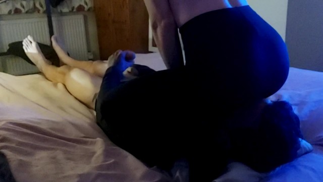 穿着黑色紧身衣坐在脸上折磨，压抑女性气质，脸上有女性高潮。