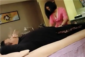 特殊服務按摩一番胖哥要求口交 邊摸奶邊摳逼最後扣爆