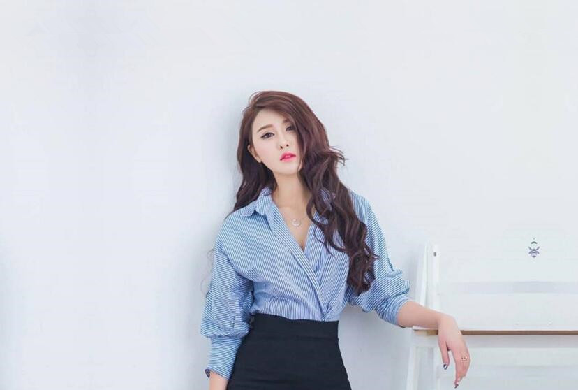 最新骚货浪女包厢里直接沙发上直接干炮听着DJ蹦逼白浊的精液流了一逼