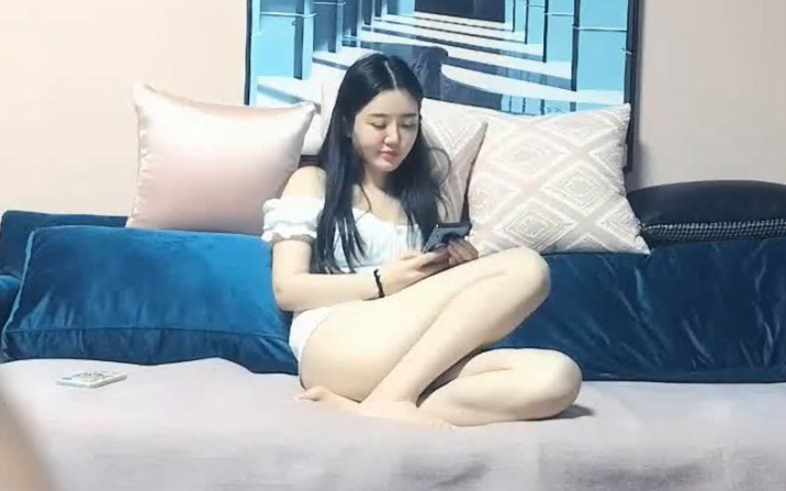 迫不及待要扒开内裤骚逼毛还挺多掏出奶子吸吮