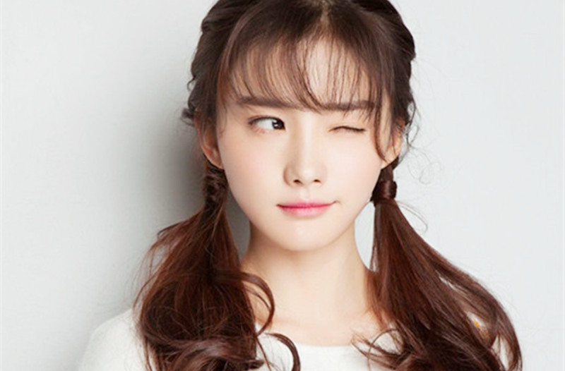 漂亮马尾女生做爱时变成超级好色女还被初爆肛门