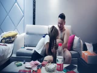 网红外围妹换上学生情趣装埋头口交舔屌