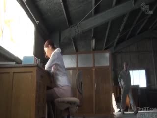 日本强奸 高清 两个老头车间里强奸文员，铁链子绑起来扣穴 有码