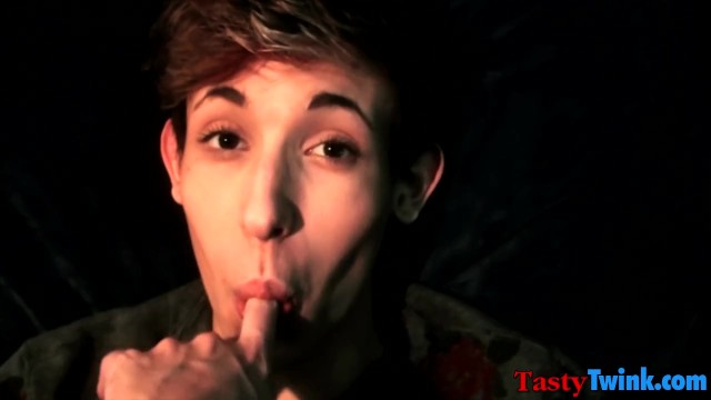 布莱克·马斯特和特雷斯·范德坎普在黑暗中吹鸡巴