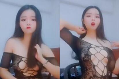 苗條騷氣妹子連體黑色網襪雙人啪啪口交上位騎乘抽插翹起屁股非常誘人