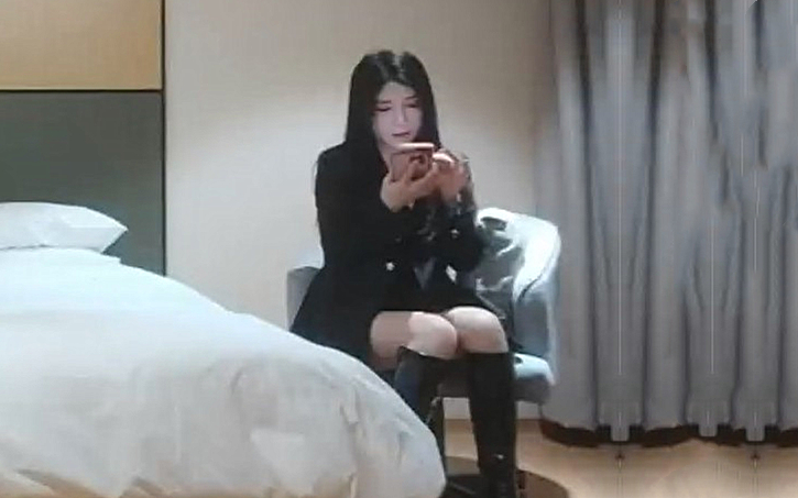 顶级美女包臀裙肉丝这妹子好骚手指猛扣骚穴穿着高筒靴操