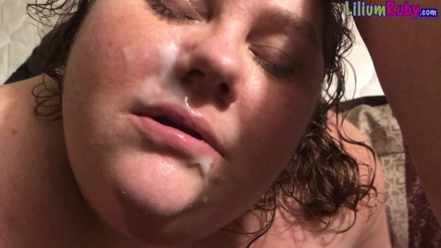 胖女孩从火柴上吸走陌生人