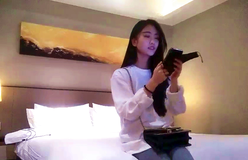 甜美白衣妹子跪舔互摸调情抱起来操床边插入骑乘上下套弄