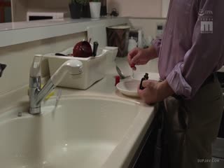 [日本] 白桃花破坏版AV～被继父下药的女大生小穴体液弥漫 做爱痉挛流汗潮吹高潮～ (MIAA-434)