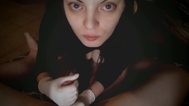 女孩用乳胶手套和润滑油做了一个令人兴奋的手工活