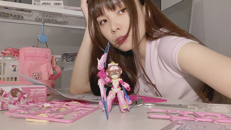 性感的兔子在假阴茎上跳跃