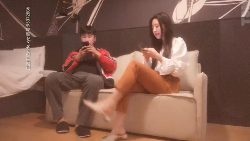 小寶尋花 同一張床連操兩女，約了個大奶子少婦乾了一炮不過癮 又叫一個年輕少婦啪啪 舌吻口活多體位抽插