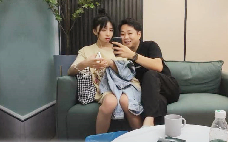 青春美少女80多斤纤细美腿高清拍摄超近视角