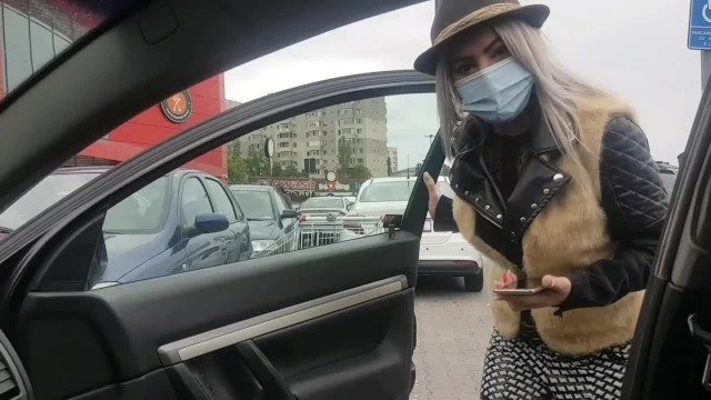 出租车司机购物后在公共车站操这个女孩