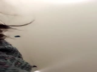 苗条大奶小秘书上班时间去公司卫生间直播秀.撩起衣服摸奶子尿尿掰开逼逼.很是诱惑不要错过