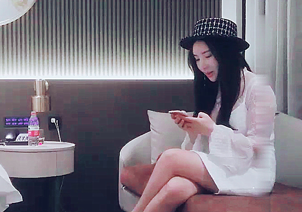 约了个长发白衣妹子舔大屌骑乘大力操呻吟娇喘