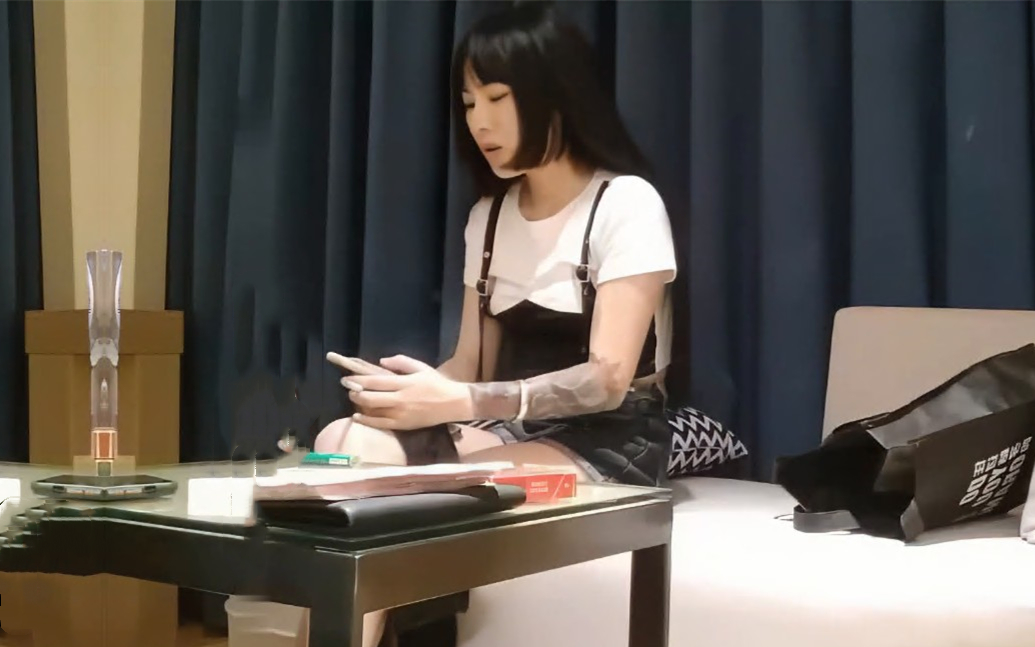 嫖娼大师带你找外围花臂纹身长相甜美嫩妹子露奶连体网袜屌太大操的嗯嗯叫