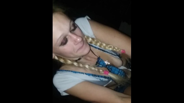 业余金发女郎因她的态度而受欢迎