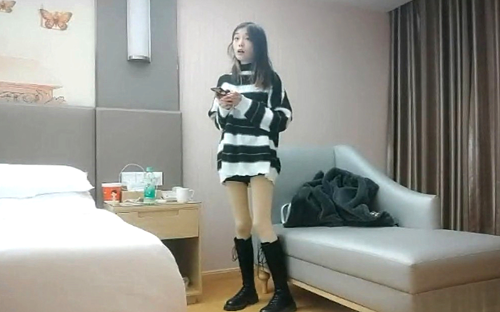 168Cm纤细美腿小妹舌吻伸进衣服摸奶子