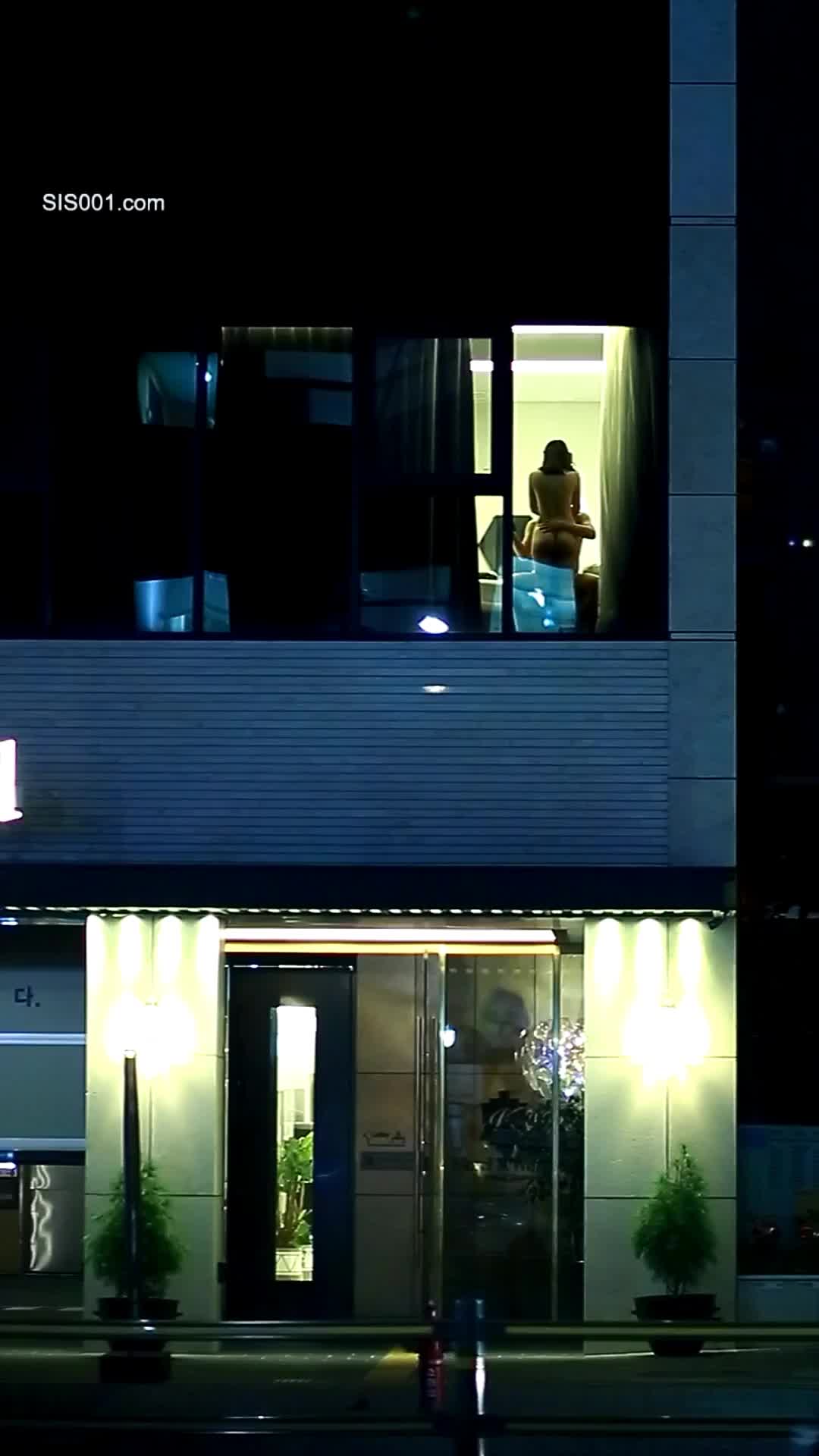 偷窥街对面酒店开着窗帘很会玩的小情侣