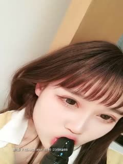 高颜值短发萌妹子【KIKI】道具自慰，大黑假屌口口骑乘插粉穴高潮大量喷水，掰穴特写非常诱人第04集