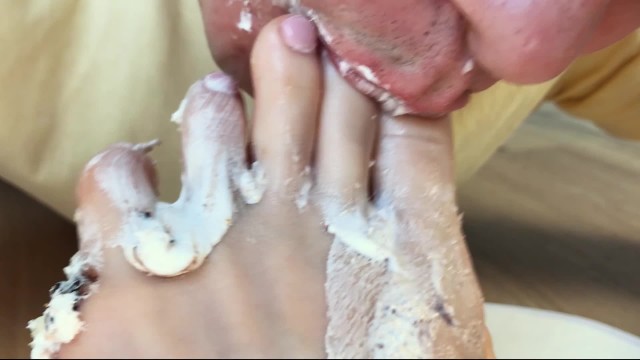 食物崇拜。女孩踩在蛋糕上。对脚的迷恋。尽量不要冲动