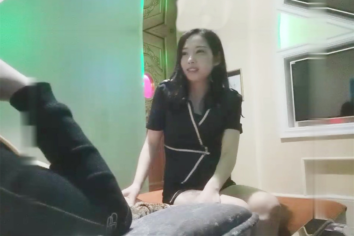 新人撩妹30岁足疗技师买7个钟回酒店全程拍摄车内聊天坐身上摸逼扶着桌子站立后入
