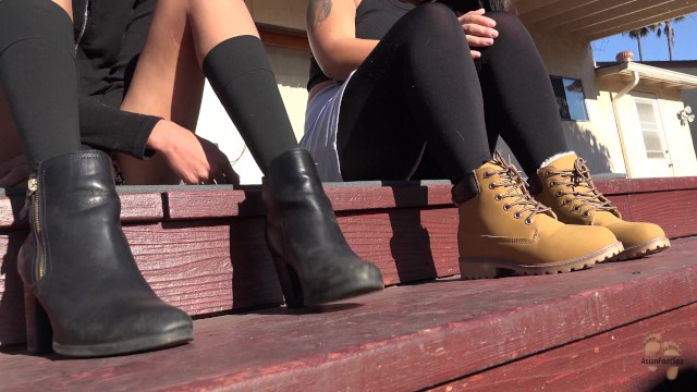 户外冬季靴子悬挂在踩踏场地上