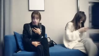 大神双飞俩高挑小姐姐，大鸡吧让她们的嘴巴快含不住了，两只手都没有闲着，两手都要抓，两手都要硬